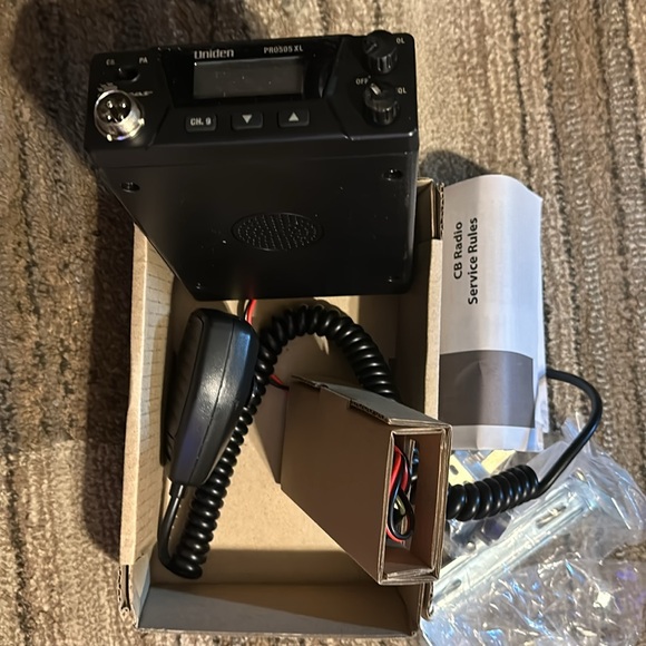 UNIDEN PRO505XL 40-CHANNEL COMPACT MOBILE CITIZEN BAND RADIO W/ BACKLIT DISPLAY - Picture 2 of 5